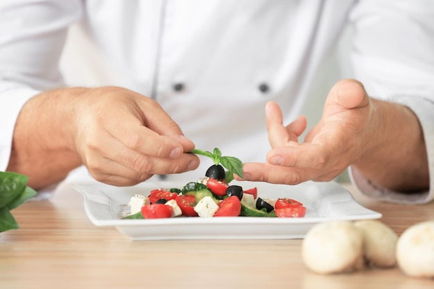 Szef kuchni przygotowujący potrawę
